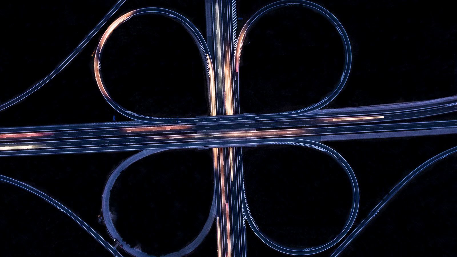 Roads shaped as a 4-leaf clover, lit up at night.